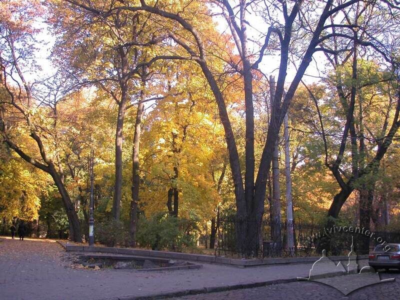 Парк ім. І. Франка восени, вхід до головної алеї з боку вул. Матейка.
