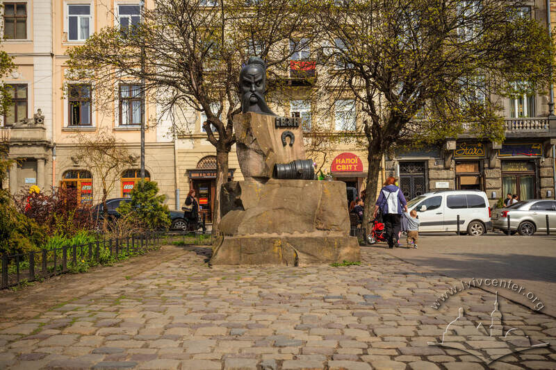 Пл. Підкови. Пам'ятник Іванові Підкові. На тлі – будинки на вул. Театральній, 10, 8, 6.