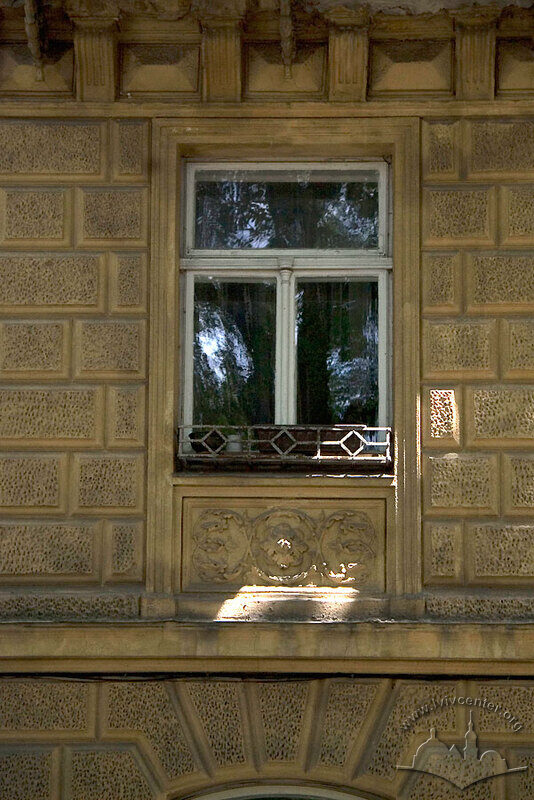 Вул. Винниченка, 26. Вікно 2-го поверху