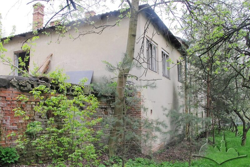Вул. Личаківська, 37. Північно-західний кут будинку, вигляд із саду школи для дітей із вадами слуху (Личаківська, 35)