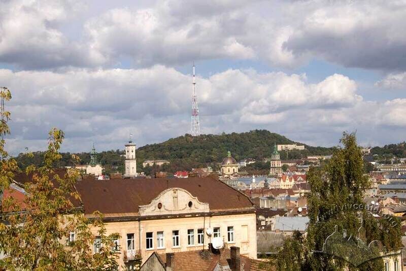 Замкова гора, вид з пагорбів Цитаделі. З лівого боку – телевежа, з правого – копець Люблінської унії.