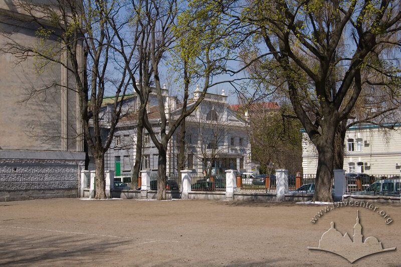 Вул. Генерала Грекова, 1. Загальний вигляд будівлі спортзалу з вул. Базарної