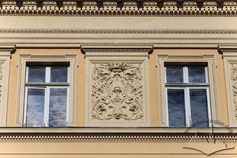 Вул. Університетська, 1. Ліпний неоренесансний декор між вікнами 3-го поверху