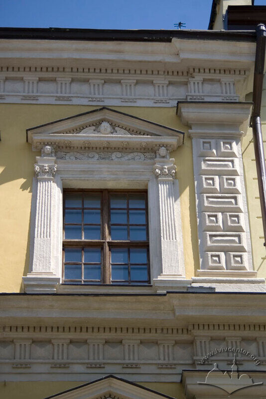 Пл. Ринок, 2. Фрагмент фасаду в рівні ІІІ-го пов.
