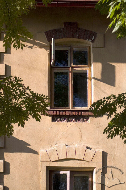 Вул. Кольберга, 8. Вікно 2-го поверху