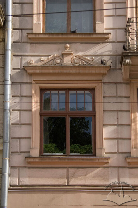 Пл. Ринок, 12. Вікно ІІ-го поверху