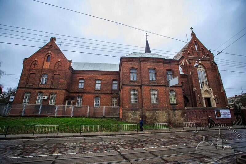 Вул. Генерала Чупринки, 70. Загальний вигляд колишнього монастиря і костелу з вулиці