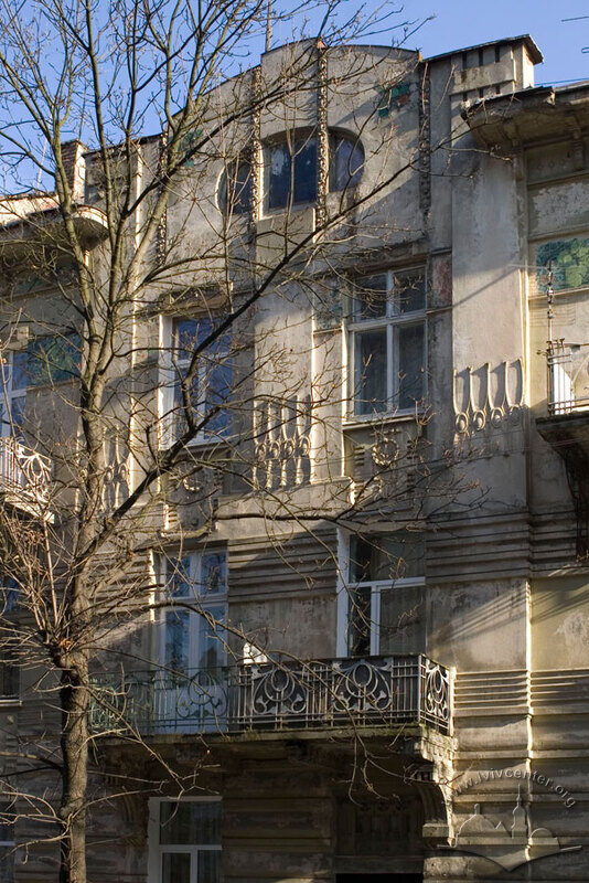 Вул. Богуна, 5. Центральний пристінок фасаду