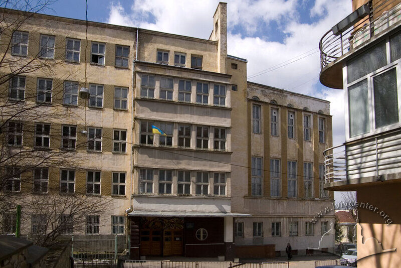Вул. Тютюнників, 1. Фрагмент фасаду будівлі 1934 р. (вигляд з південного сходу)