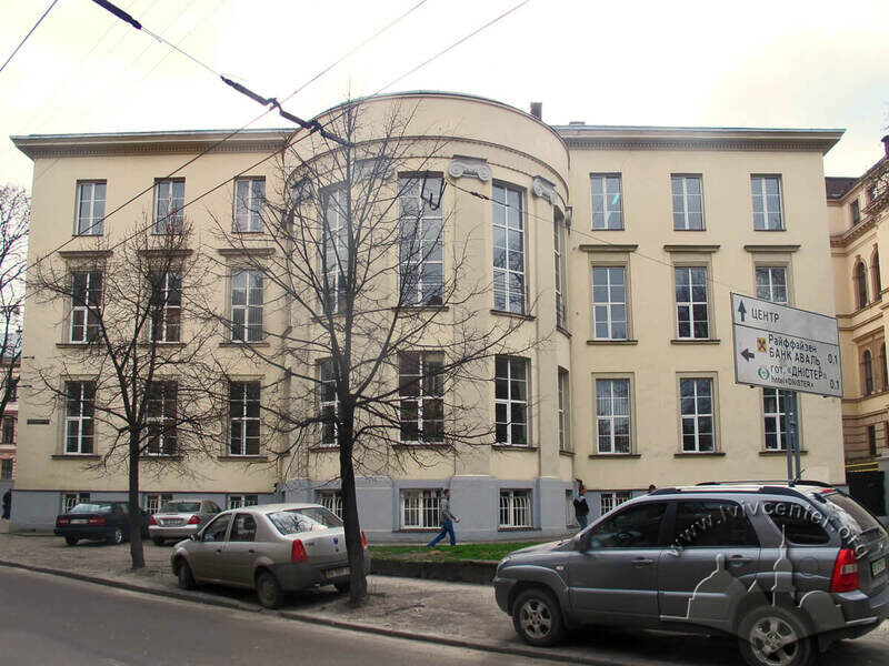 Вул. Устияновича, 5. Північний фасад будинку, вигляд з вул. Устияновича