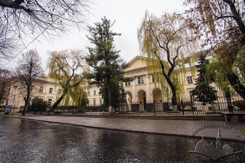 Вул. Стефаника, 2. Загальний вигляд подвір'я-курдонеру оточеного кованою огорожею в стилі класицизму