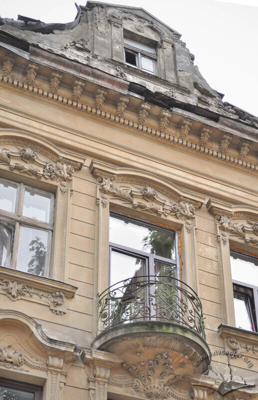 Вул. Генерала Чупринки, 7. Завершення центральної частини головного фасаду