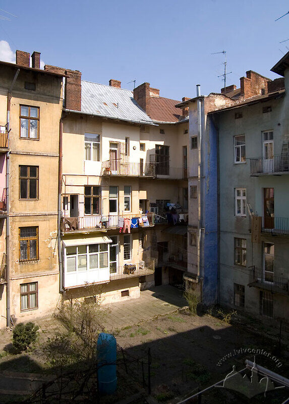 Вул. Нечуя-Левицького, 15. Вигляд з внутрішнього подвір'я