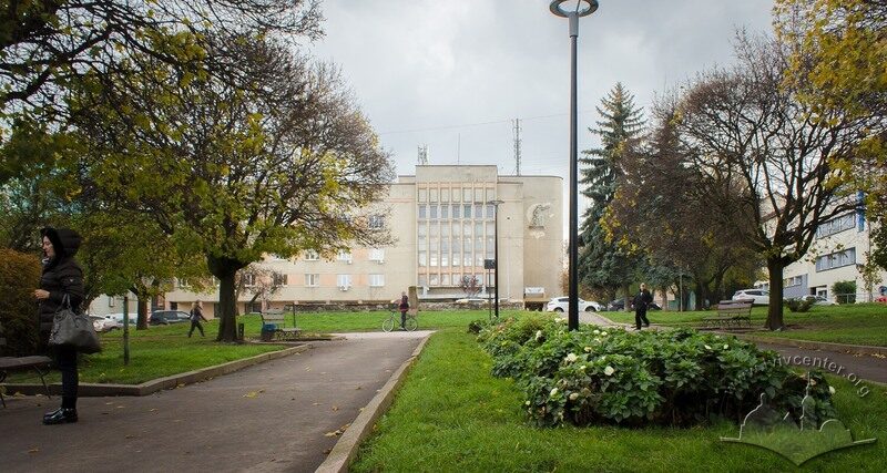 Пл. Петрушевича. Алея обсаджена липами і з квітниками посередині. Раніше у її кінці стояв пам'ятник Ярославові Галану