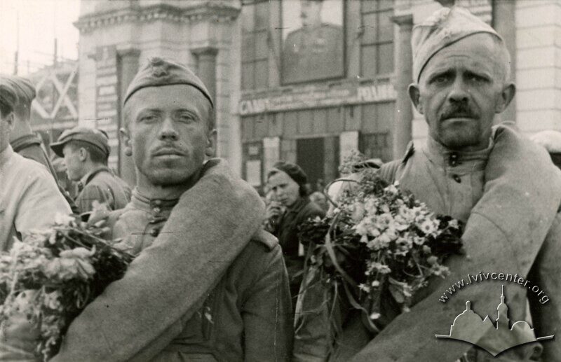 Солдати, що повертаються з фронту біля Головного двірця, 1945