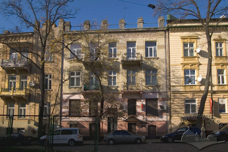 Вул. Глибока, 4. Будинок в оточуючій рядовій забудові вулиці.