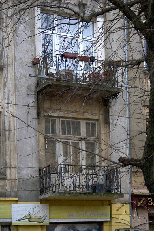 Вул. Бандери, 33. Фрагмент фасаду в рівні 2-3-го пов.