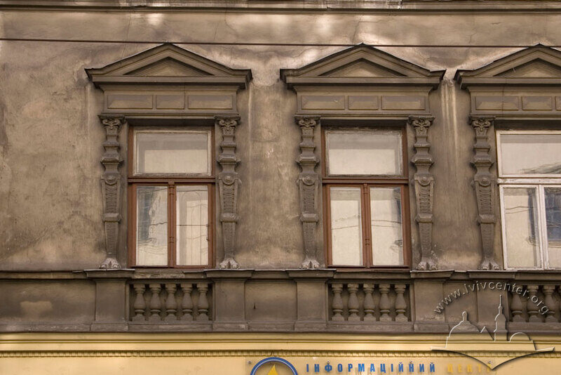 Вул. Дорошенка, 31. Вікна ІІ-го пов. з обрамленнями в стилі німецького неоренесансу