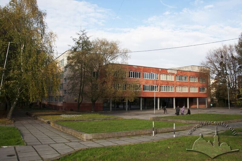 Вул. Зубрівська, 30. Вигляд будинку школи з південно-західного боку