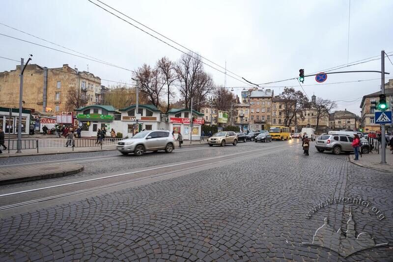 Вул. Торгова і пл. Осмомисла. Ринок "Добробут", де раніше розміщувався Краківський ринок.