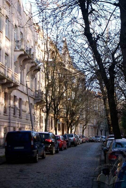 Вул. Новаківського, 8. Будинок посеред рядової забудови, вигляд з південного сходу