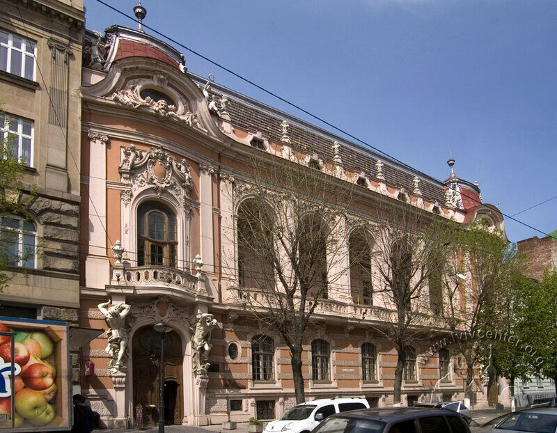 Вул. Листопадового чину, 6. Головний фасад