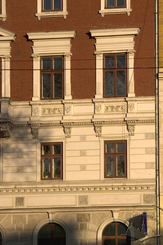 Вул. Валова, 14. Фрагмент фасаду (рівень 2-3 пов.)