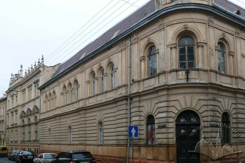 Вул. Дудаєва, 8. Фрагмент наріжника і фасад з боку вулиці Ковжуна