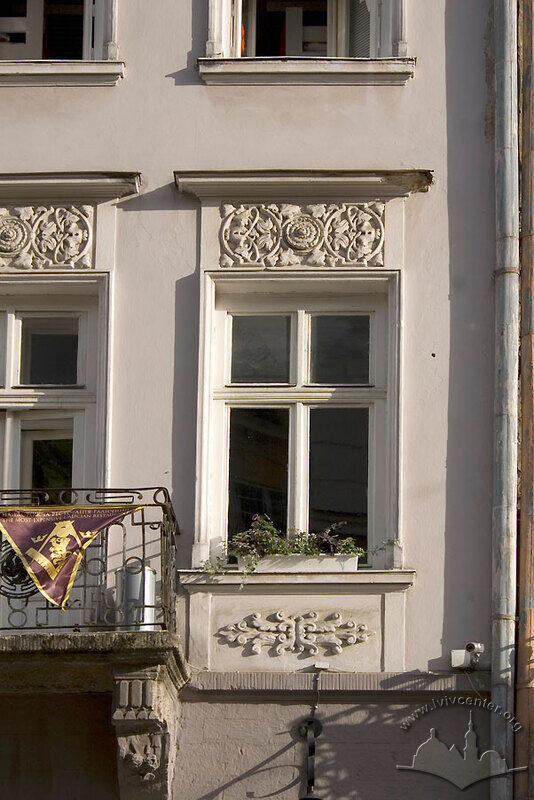 Пл. Ринок, 15. Вікно ІІ-го поверху