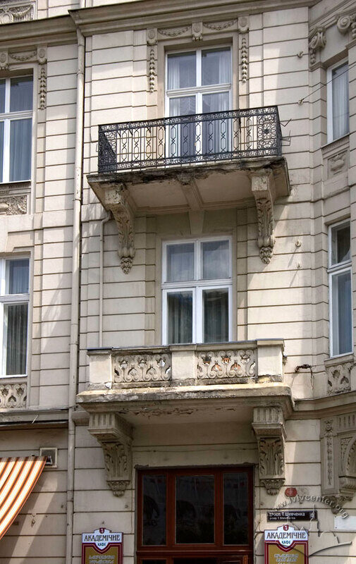 Просп. Шевченка, 25. Фрагмент головного фасаду