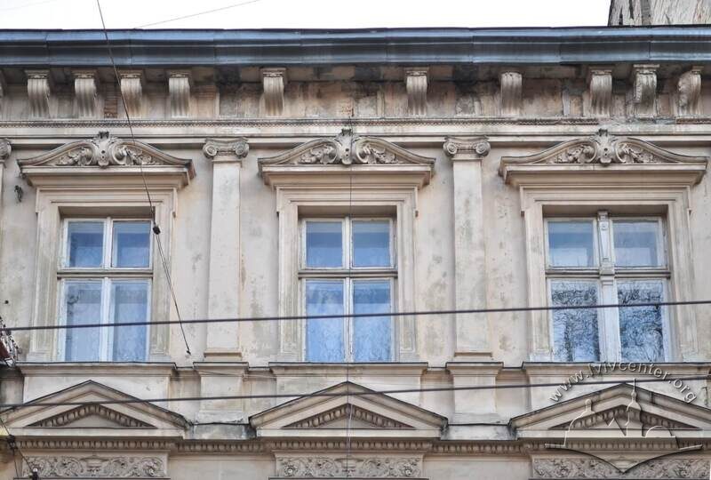 Вул. Крушельницької, 15. Вікна 3-го поверху