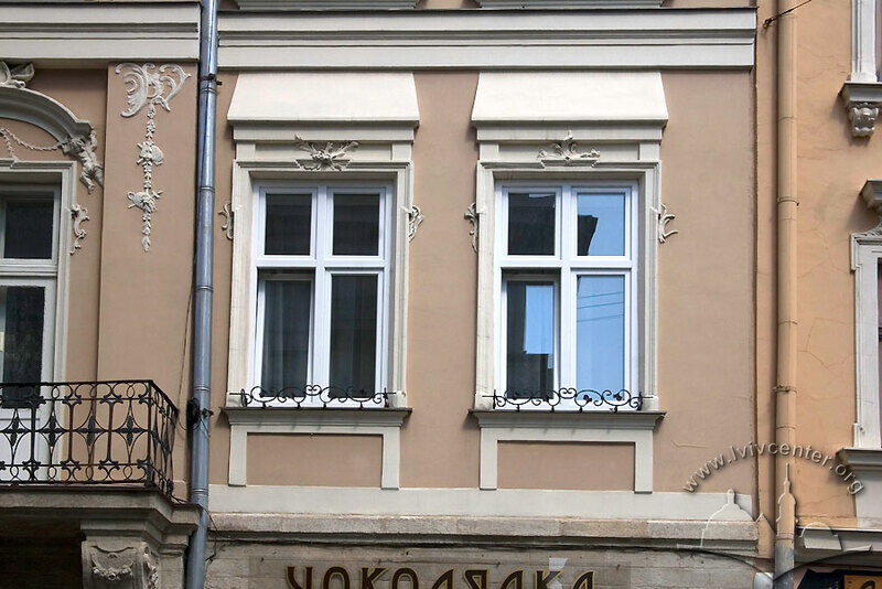 Вул. Краківська, 24. Вікна 2-го поверху