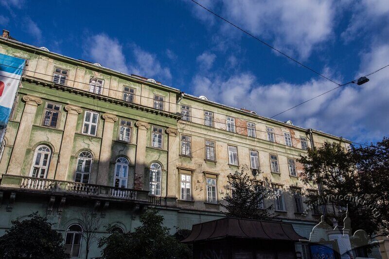 Вул. Лесі Українки, 1. Частина західного фасаду з боку просп. Свободи