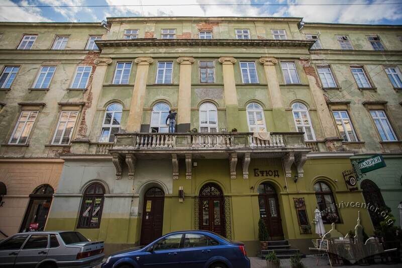 Вул. Лесі Українки, 1. Центральна частина східного фасаду будинку з боку вул. Театральної
