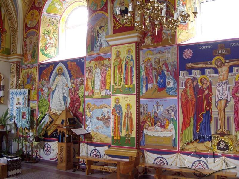 Вул. Довбуша, 24. Розписи південної стіни костелу