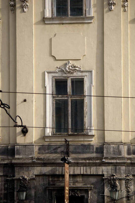 Пл. Ринок, 17. Вид на вікно ІІ-го поверху