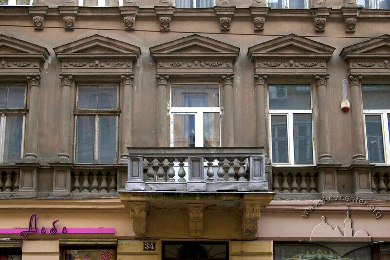 Вул. Дорошенка, 34. Фрагмент фасаду в рівні ІІ-го пов.