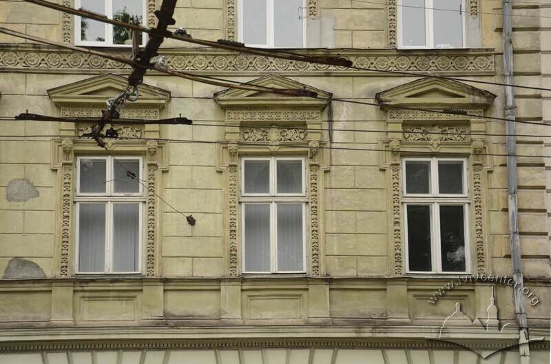 Вул. Січових стрільців, 21. Вікна 2-го поверху
