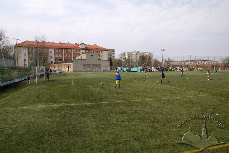 Вул. Княгині Ольги, 1-3. Вигляд стадіону з вул. Куликівської