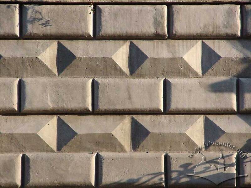 Пл. Ринок, 14. Чергування рядів квадрового та діамантового русту на фасаді будинку