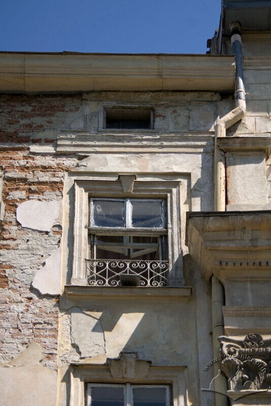 Пл. Ринок, 7. Фрагмент фасаду в рівні IV-го пов. з вікном, стриховим вікном та вінцевим карнизом