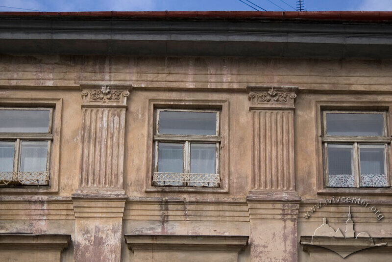 Пл. Ринок, 25. Фрагмент фасаду в рівні IV-го поверху
