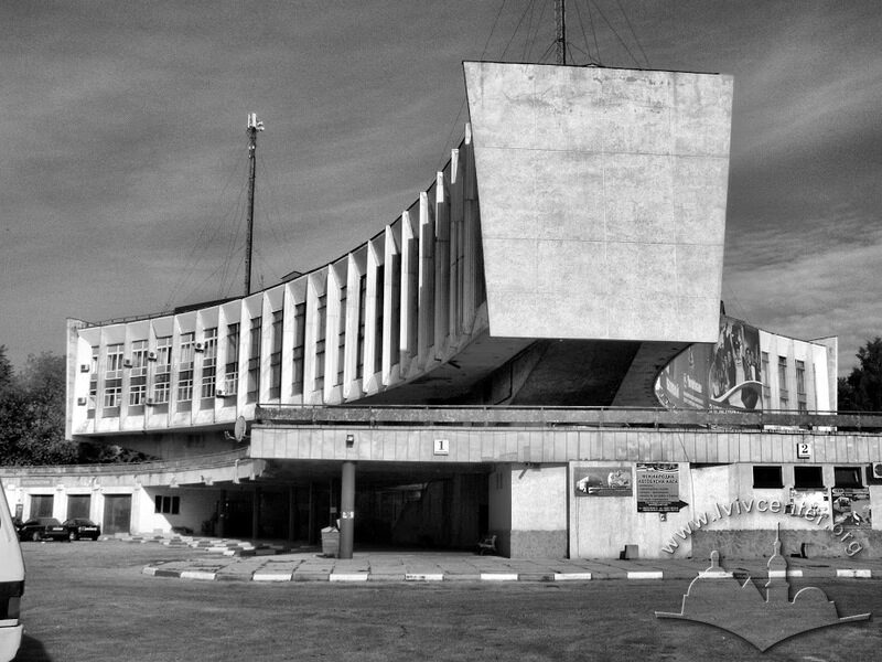 Вул. Стрийська, 109. Вигляд будинку автовокзалу зі сходу