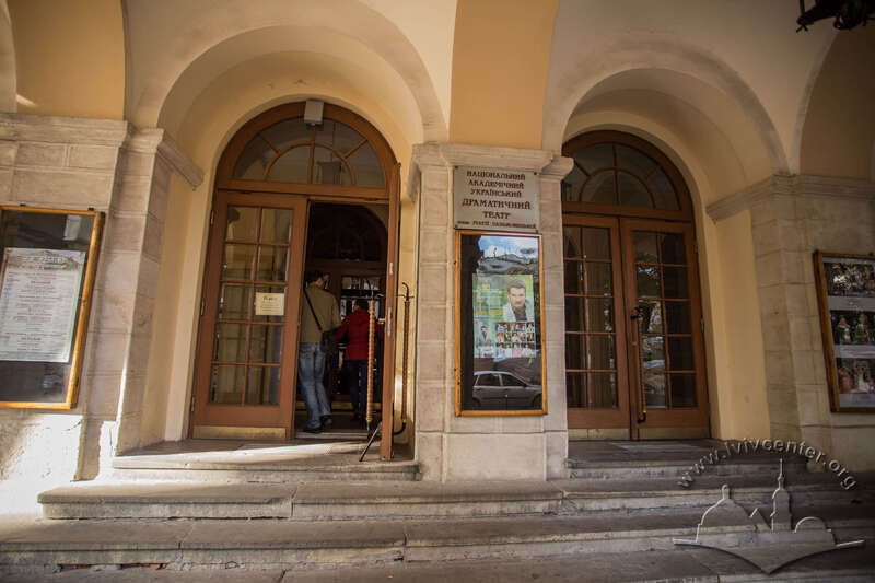 Вул. Лесі Українки, 1. Головний вхід до театру (фрагмент портика на головному/південному фасаді будинку)