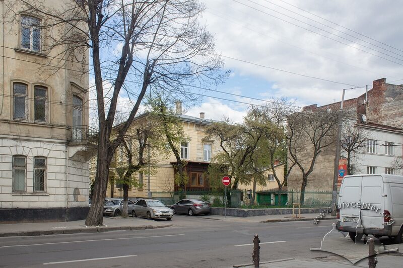 Вул. Романчука, 15. Вигляд з вулиці Зеленої