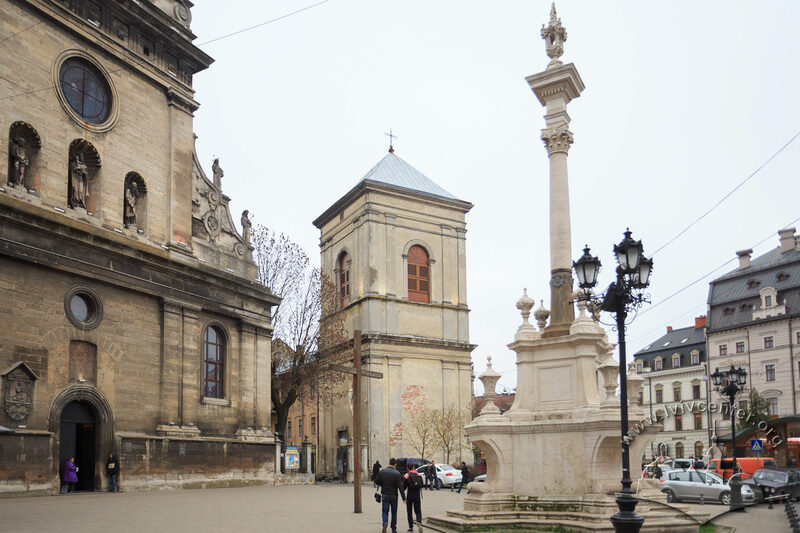 Пл. Соборна. На тлі – церква Св. Андрія і дзвіниця
