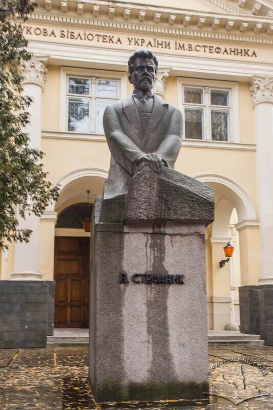 Пам'ятник Василю Стефанику перед головним входом до будинку бібліотеки
