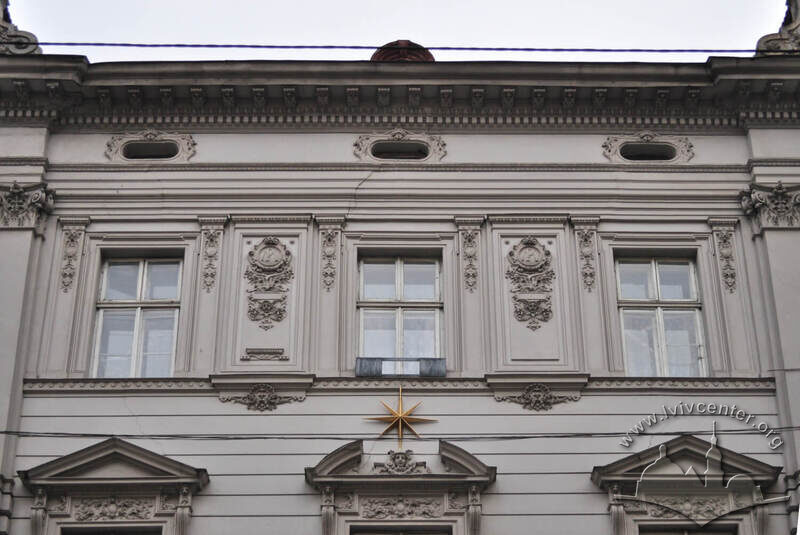 Вул. Коперника, 1. Вікна 3-го поверху