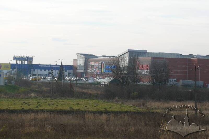вул. Стрийська, 30 (с. Сокільники). З 2010 р. у торговому центрі працює кінотеатр "Планета кіно".