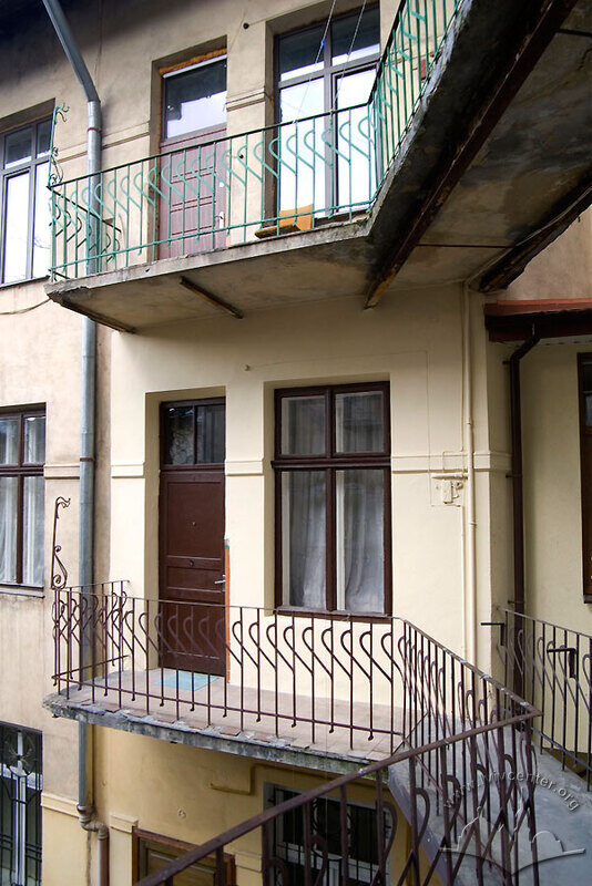 Вул. Академіка Богомольця, 8. Галереї з боку подвір'я